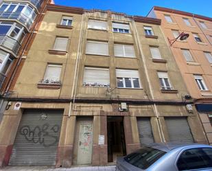 Vista exterior de Pis en venda en León Capital  amb Calefacció, Terrassa i Balcó