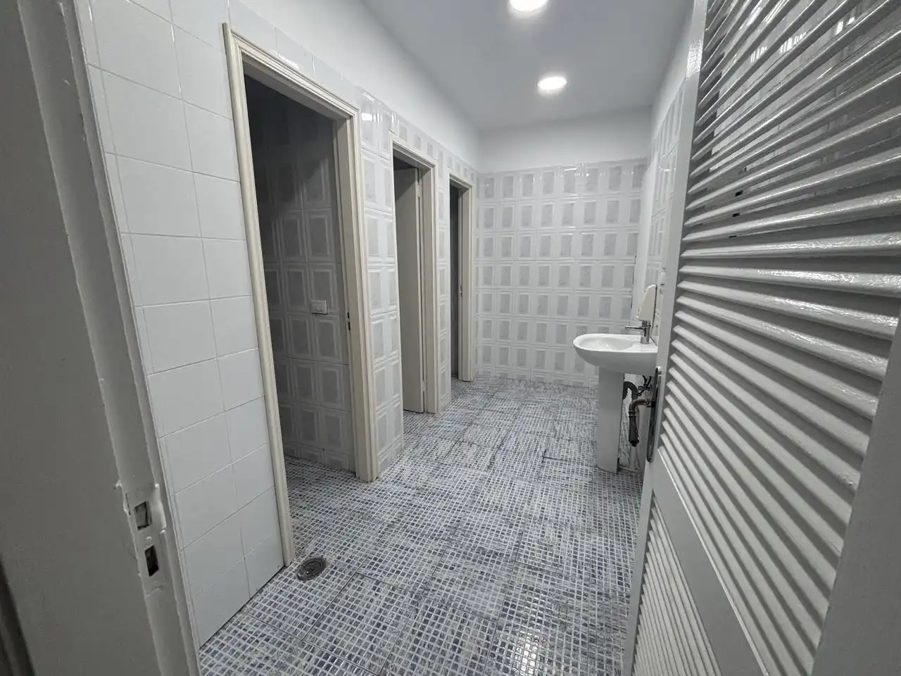 Bathroom of Commercial properties for rent in Arona