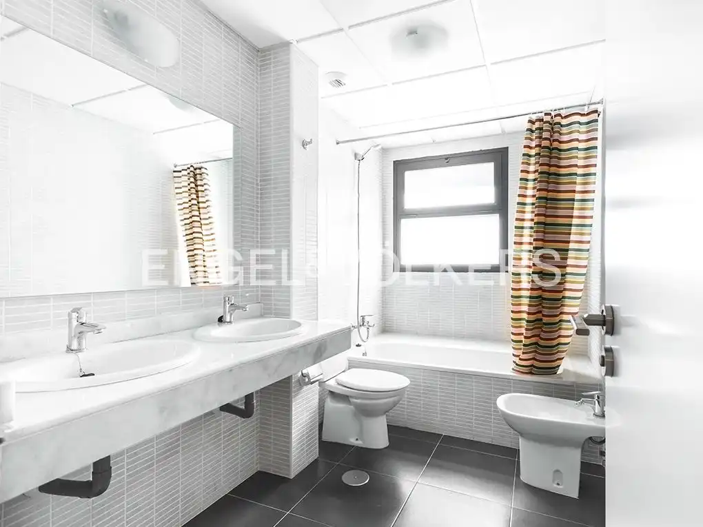 Badezimmer von Wohnung zur Miete in Madrid mit Heizung, Parkett und Schwimmbad