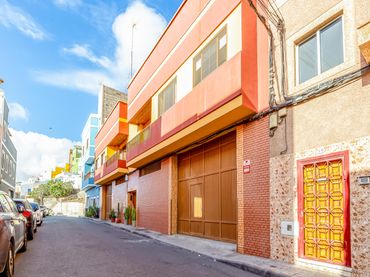 Casa aparellada amb balcó en venda a Calle Tártago