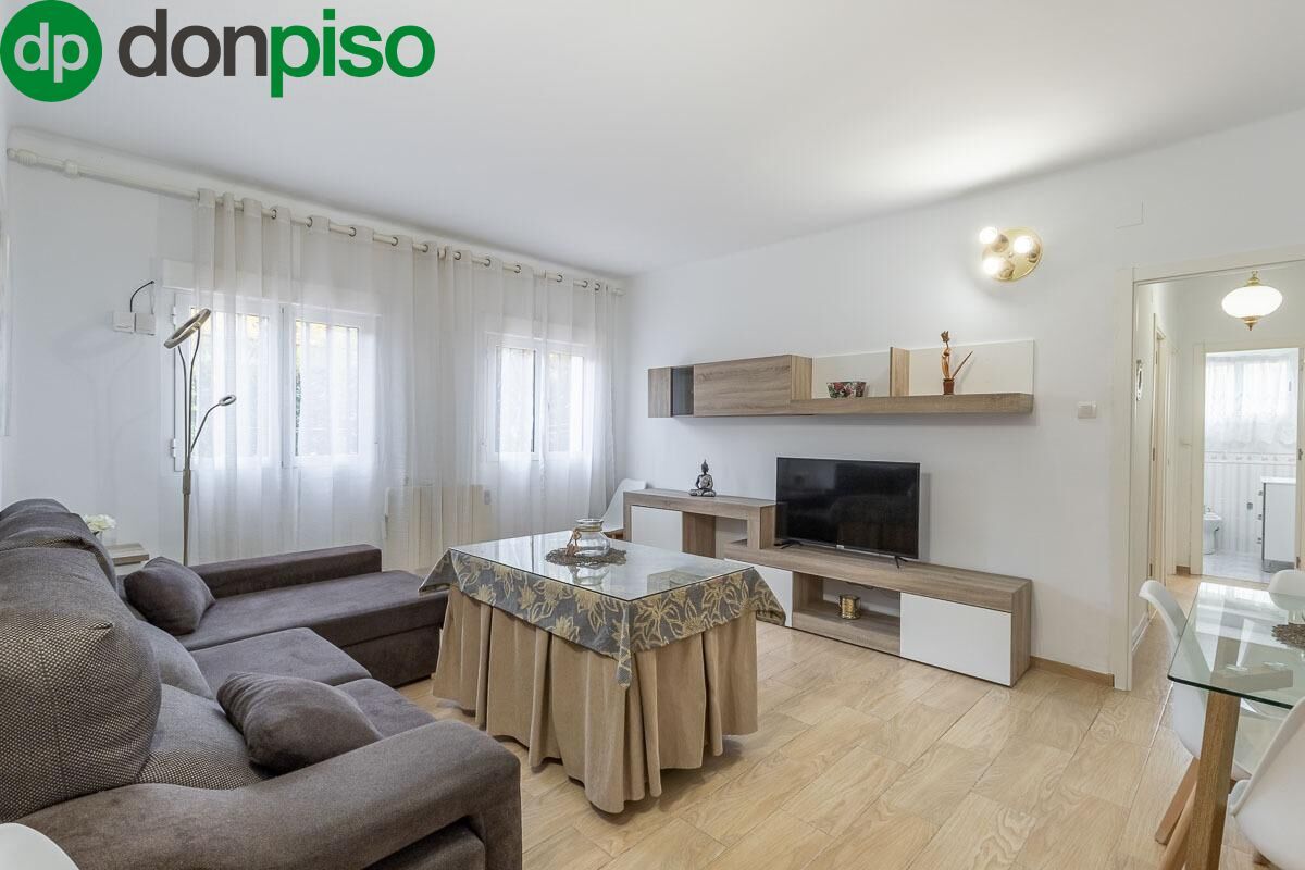 Living room of Flat for sale in  Granada Capital  with Air Conditioner and Parquet flooring