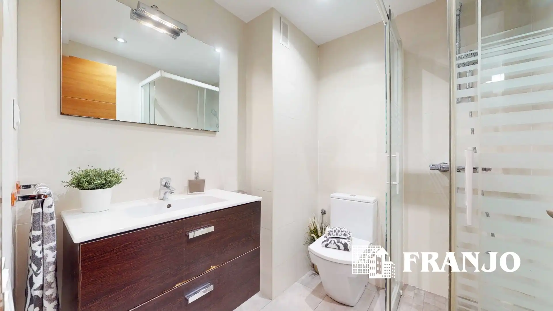 Badezimmer von Dachboden zum Verkauf in Sabadell mit Heizung, Terrasse und Schwimmbad