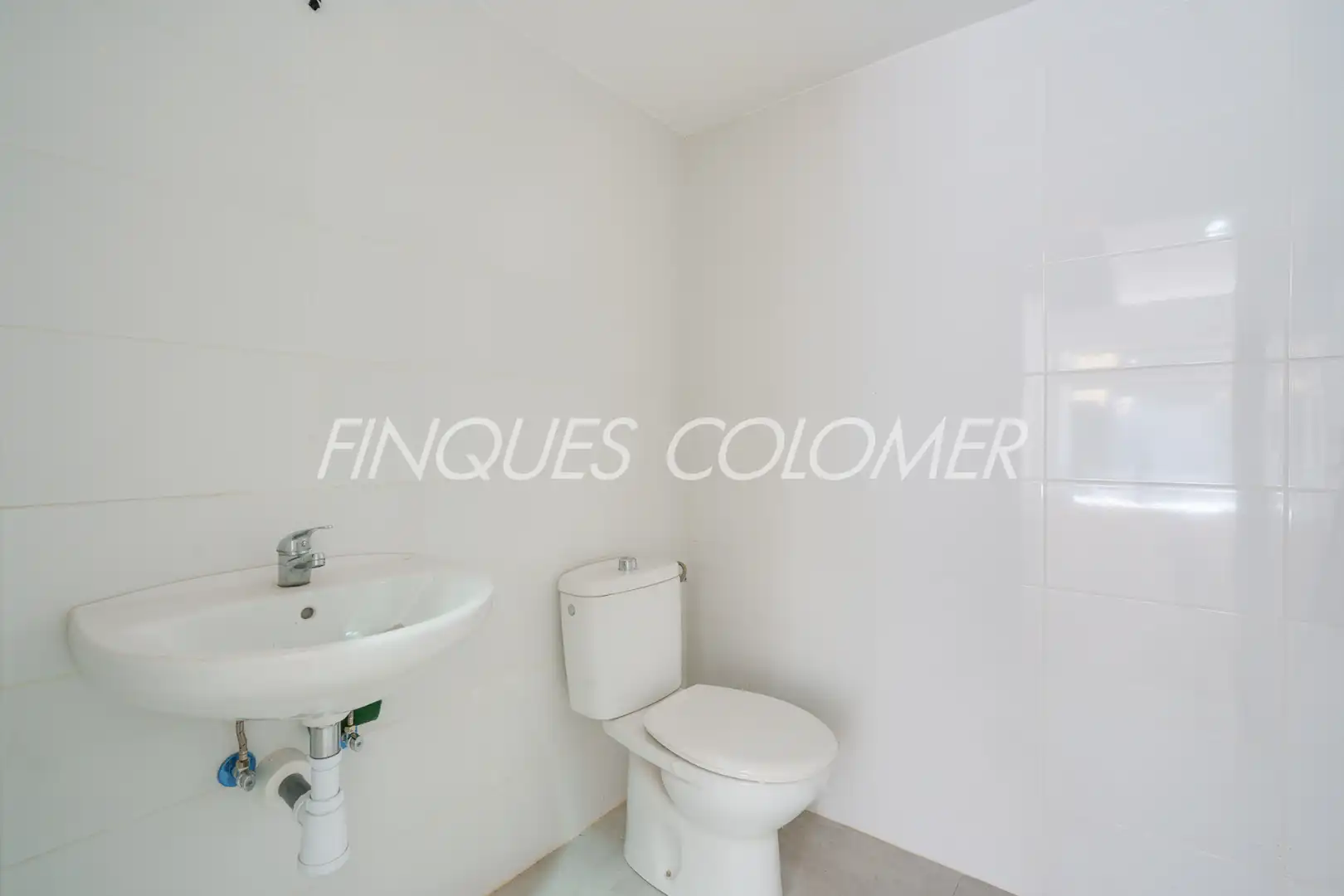 Badezimmer von Einfamilien-Reihenhaus zum Verkauf in Rubí mit Klimaanlage, Heizung und Terrasse