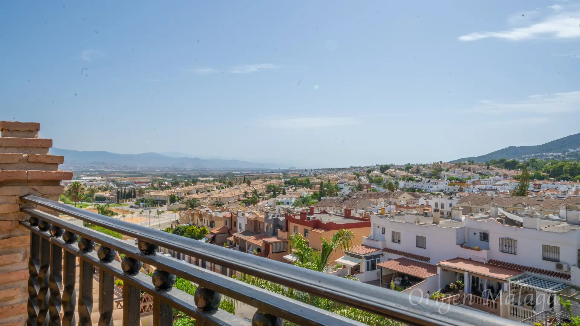 Vista exterior de Casa o chalet en venta en Alhaurín de la Torre con Aire acondicionado, Calefacción y Jardín privado