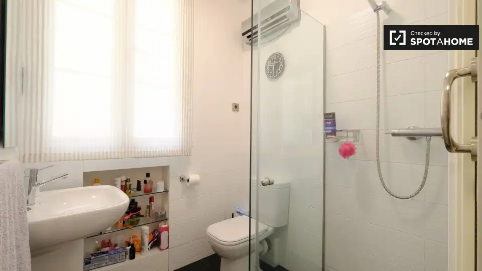Bathroom of Flat for share in Barrio de Salamanca