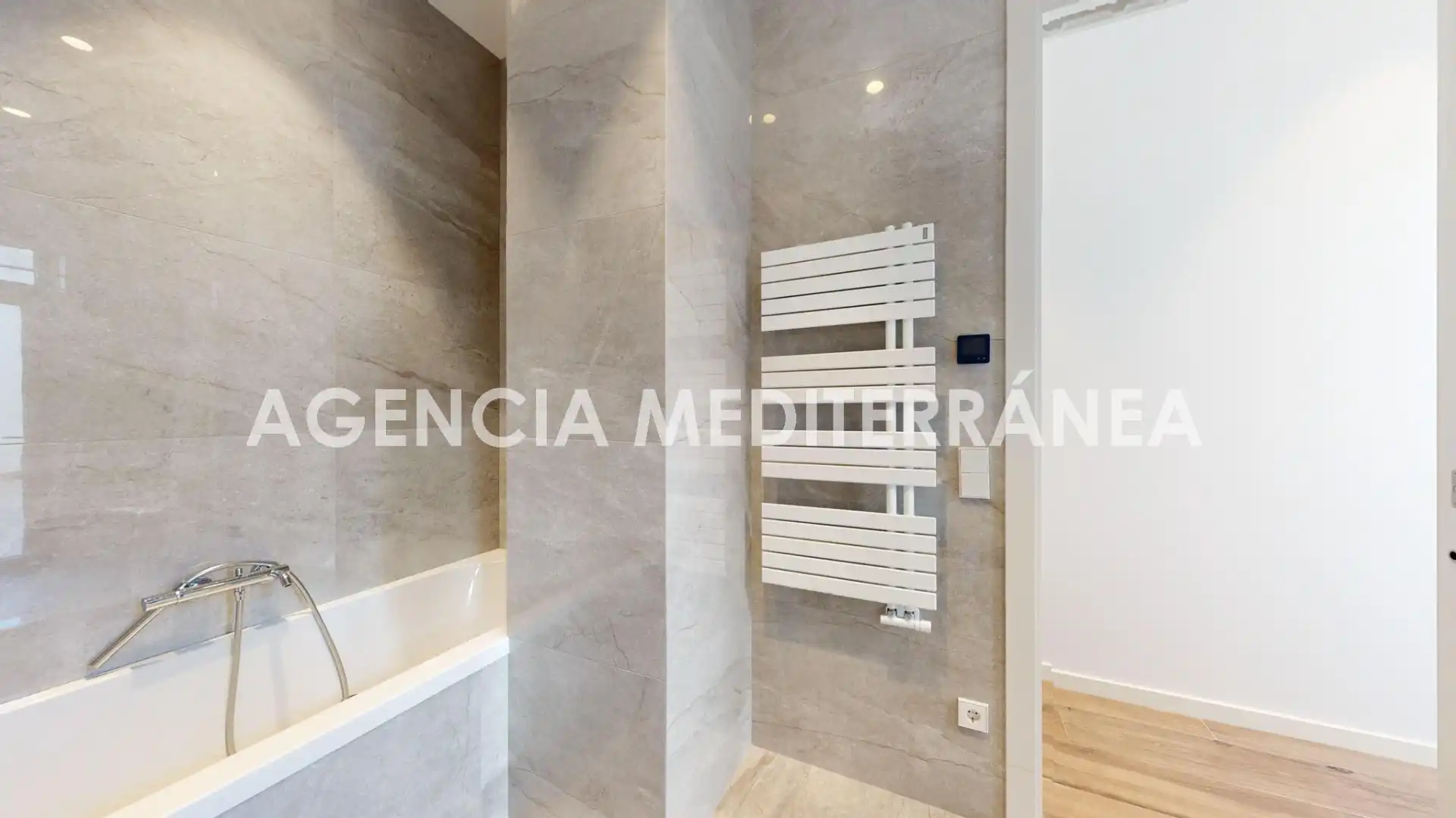 Baño de Piso en venta en Valencia con Aire acondicionado, Calefacción y Terraza