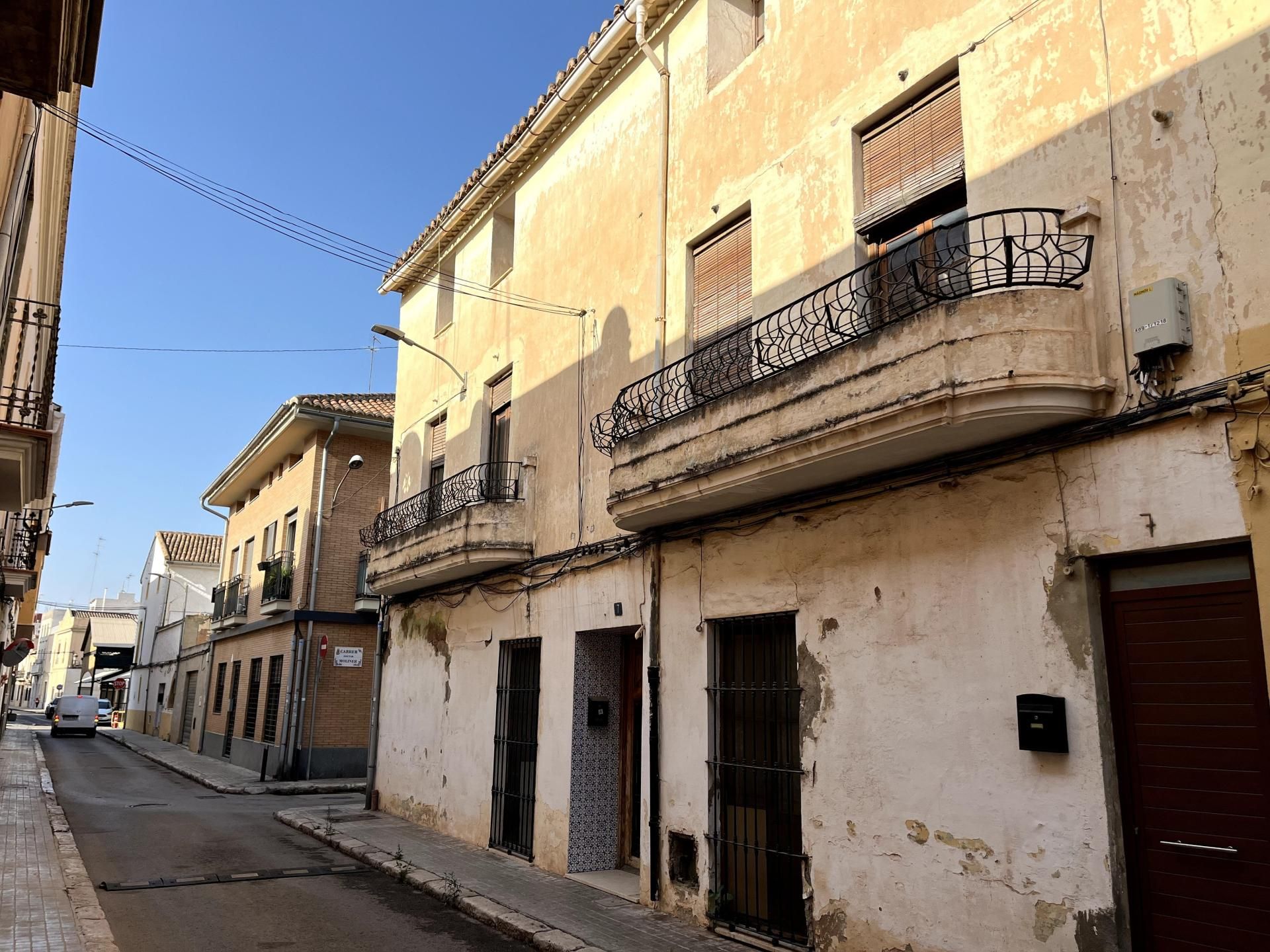 Vista exterior de Casa adosada en venda en Moncada amb Terrassa i Balcó