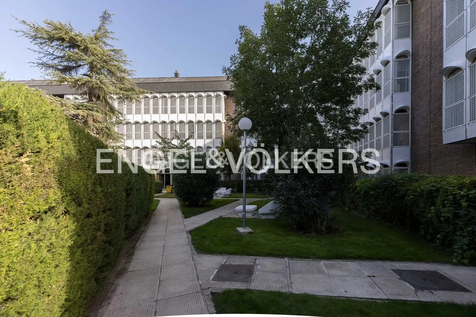 Vista exterior de Piso en venta en Madrid con Calefacción, Jardín privado y Parquet