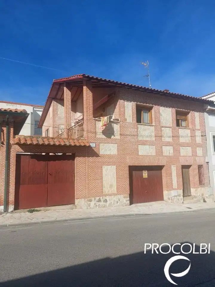 Vista exterior de Casa adosada en venda en Uceda amb Calefacció, Jardí privat i Terrassa