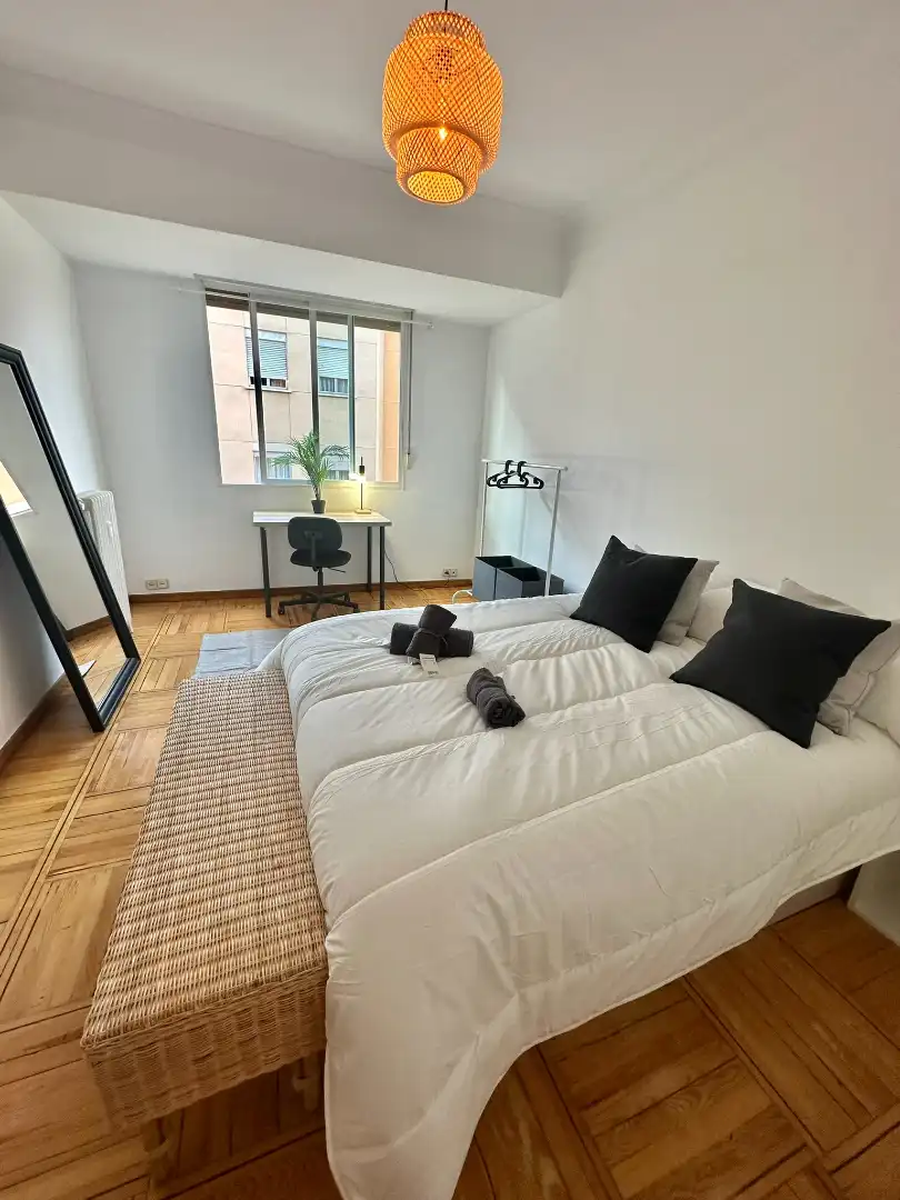 Habitación de Piso para compartir en  Madrid Capital con Calefacción, Amueblado y Horno