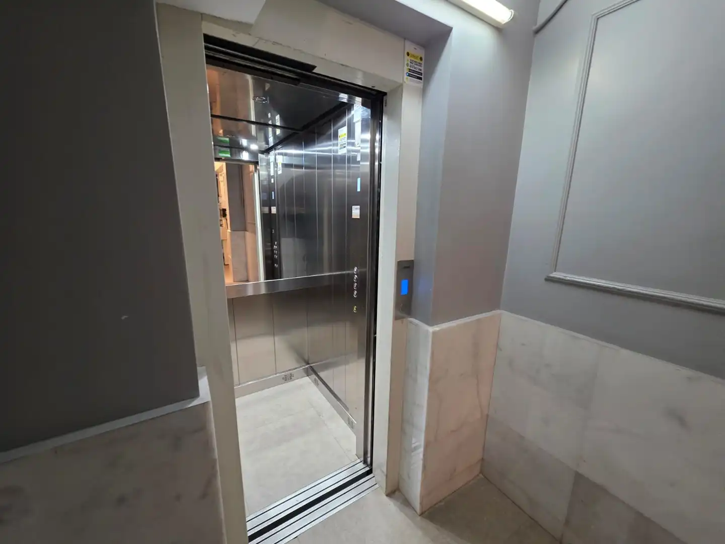 Wohnung zum Verkauf in Barcelona mit Klimaanlage, Parkett und Balkon