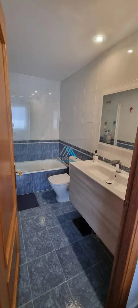 Badezimmer von Einfamilien-Reihenhaus zur Miete in Sant Feliu de Guíxols mit Klimaanlage, Heizung und Parkett