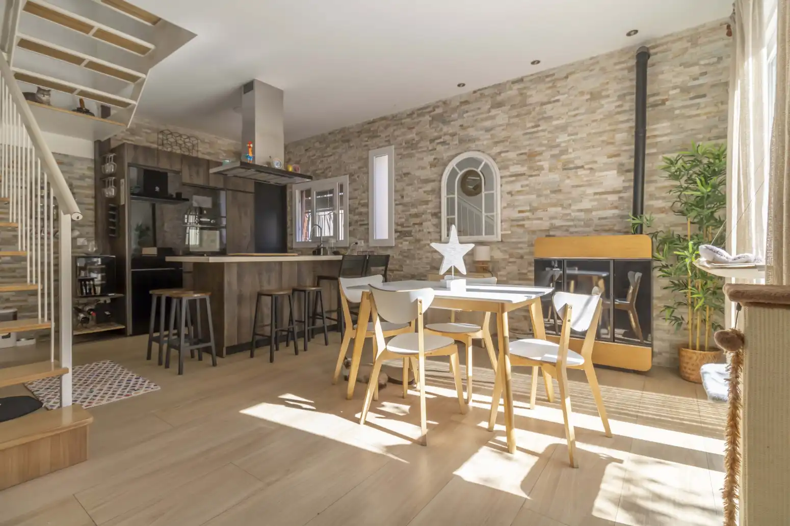 Comedor de Casa adosada en venta en Sevilla con Aire acondicionado, Trastero y Piscina