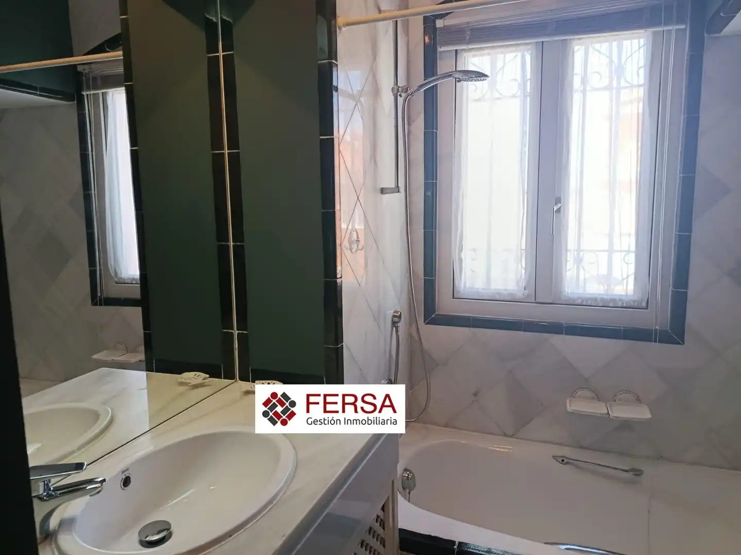 Bathroom of Apartments for rent in El Puerto de Santa María  with Terrace, Storage room and Furnished