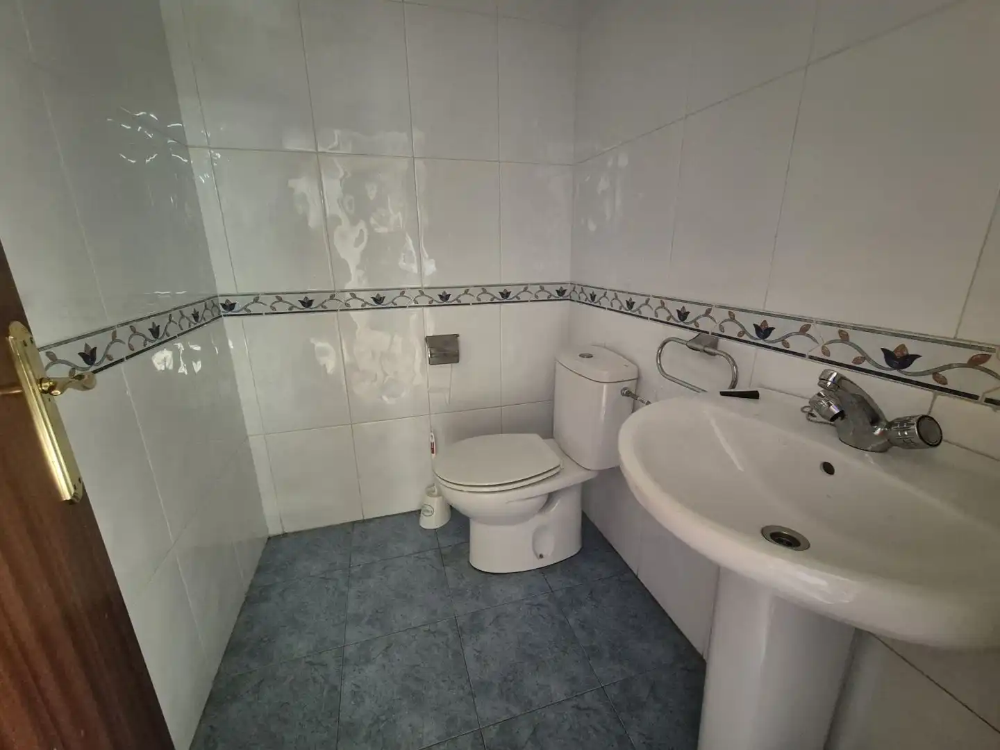 Baño de Local de alquiler en Siero
