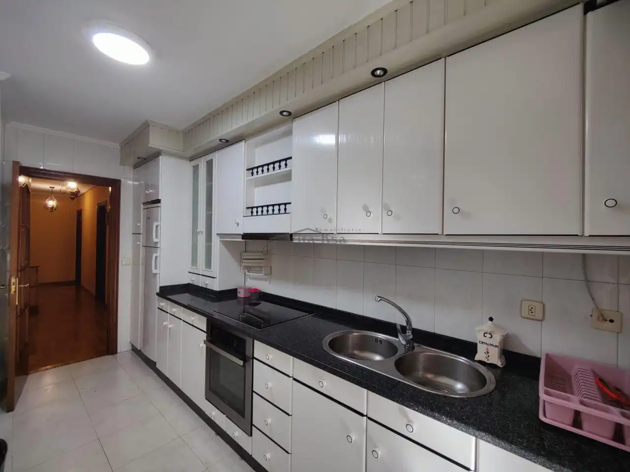 Cuina de Pis de lloguer en Ourense Capital  amb Calefacció, Parquet i Traster