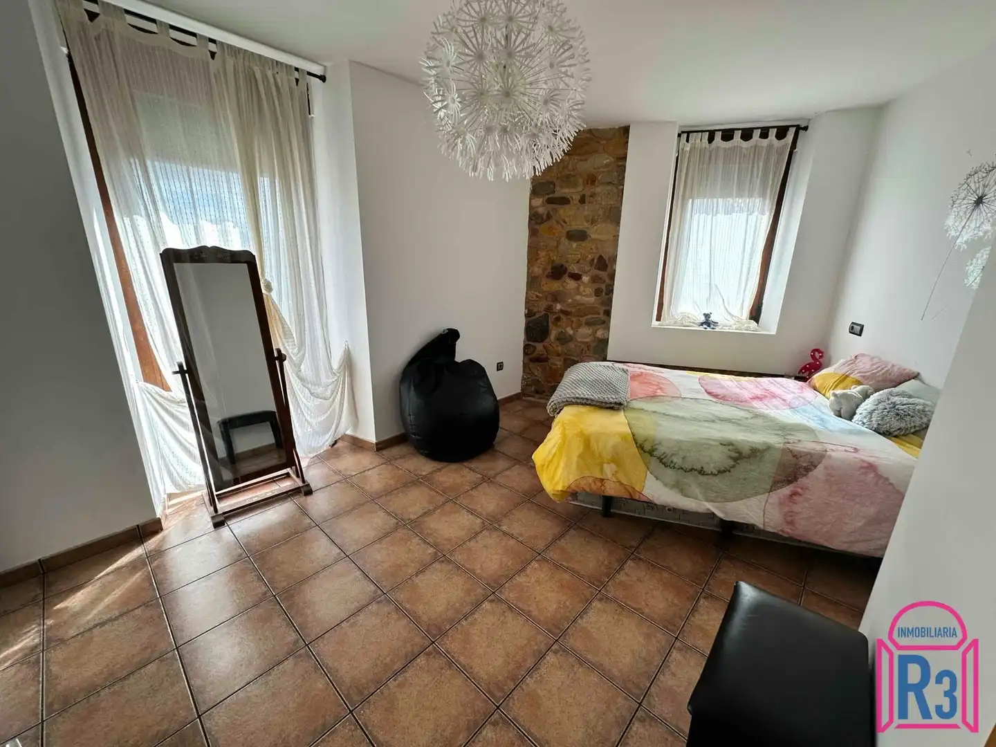 Dormitori de Casa adosada en venda en Cuadros amb Calefacció i Jardí privat