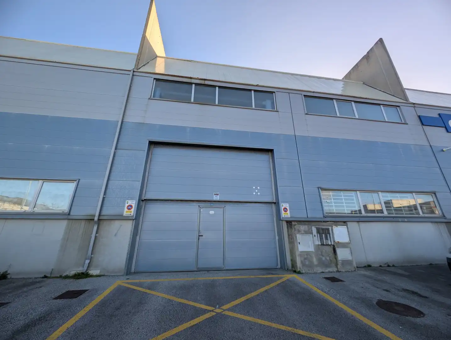 Außenansicht von Fabrikhallen zur Miete in Colindres