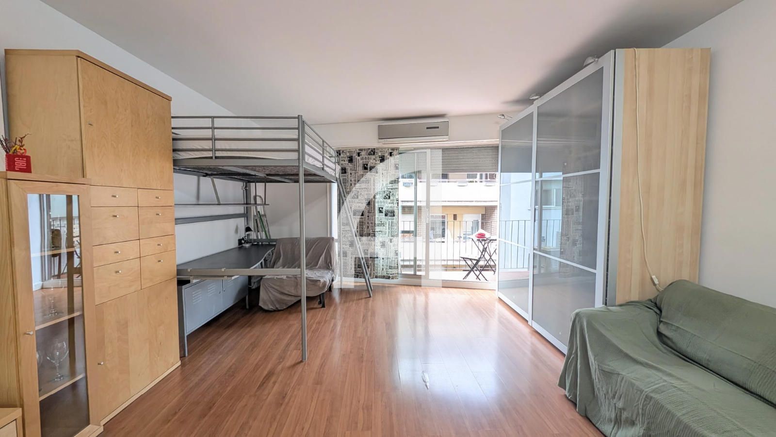 Dormitori de Estudi en venda en Terrassa amb Aire condicionat, Calefacció i Terrassa