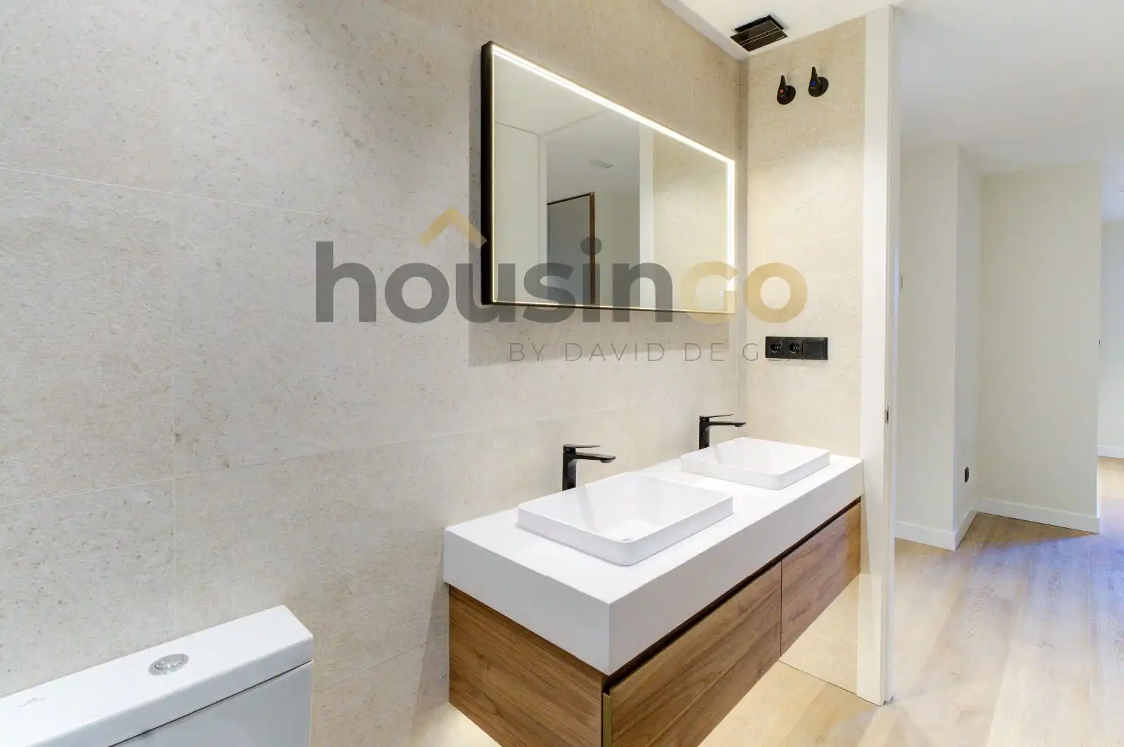 Bathroom of Flat for sale in Madrid  with Air Conditioner, Heating and Oven