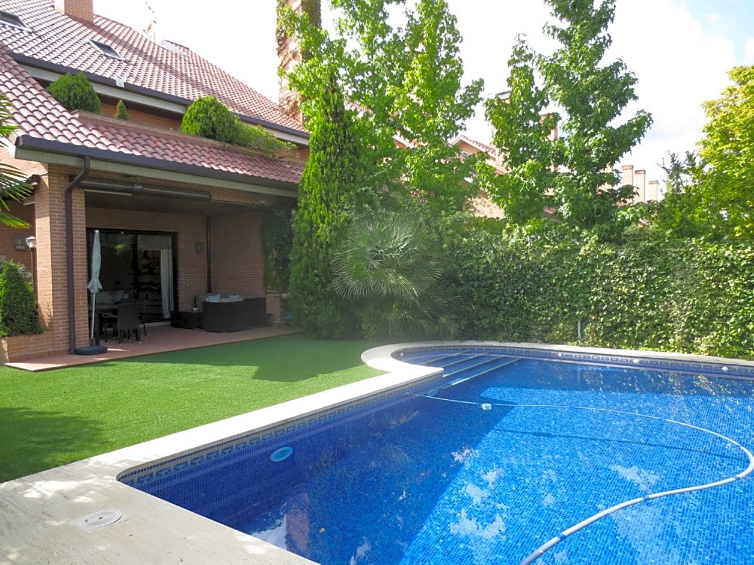 Swimming pool of Single-family semi-detached for sale in  Madrid Capital  with Heating, Private garden and Terrace