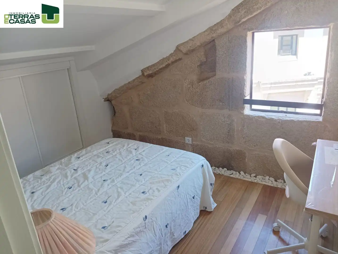 Habitación de Ático de alquiler en Pontevedra Capital  con Calefacción, Terraza y Amueblado