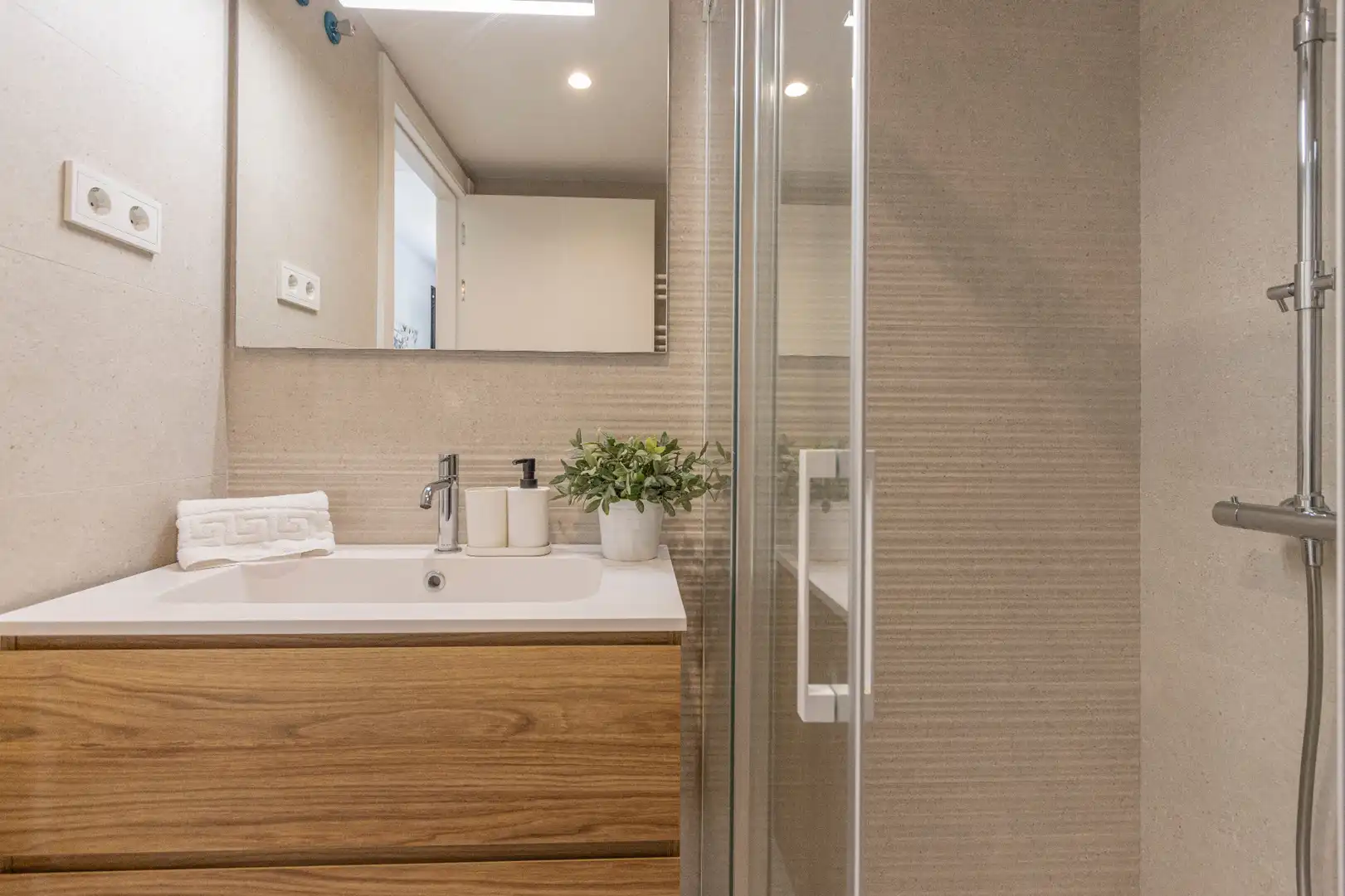 Bathroom of Duplexes for sale in Barcelona  with Air Conditioner, Heating and Parquet flooring