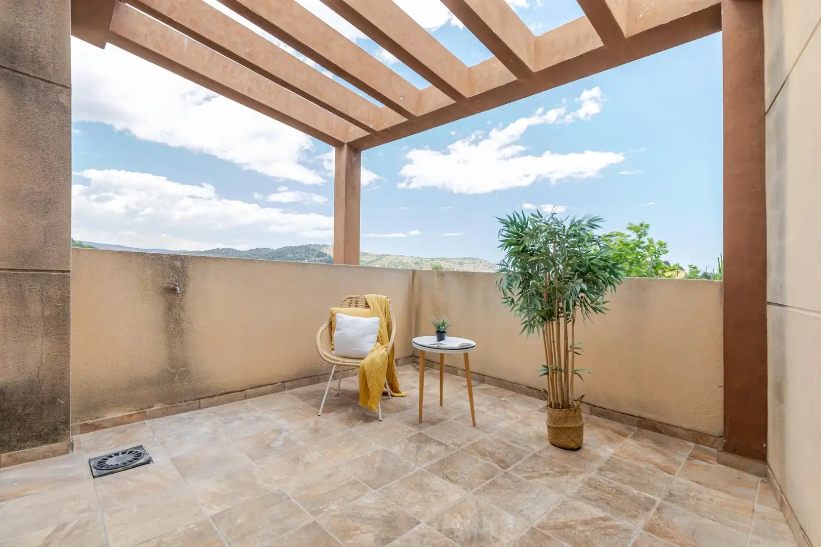Terrasse von Einfamilien-Reihenhaus zum Verkauf in Gilet mit Terrasse, Abstellraum und Balkon