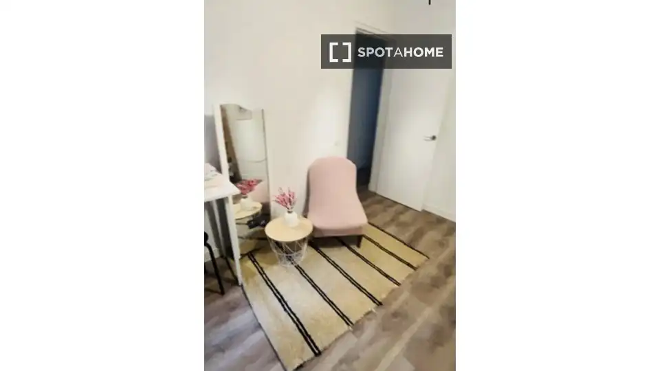 Room in Canyelles