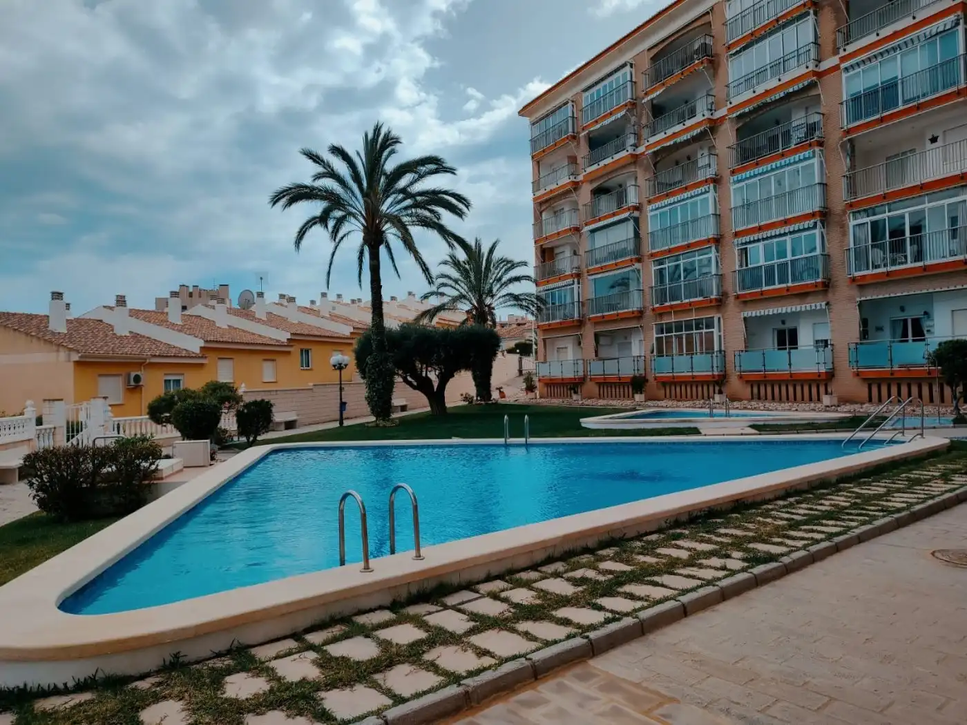 Schwimmbecken von Einfamilien-Reihenhaus zur Miete in Elche / Elx mit Privatgarten, Terrasse und Möbliert