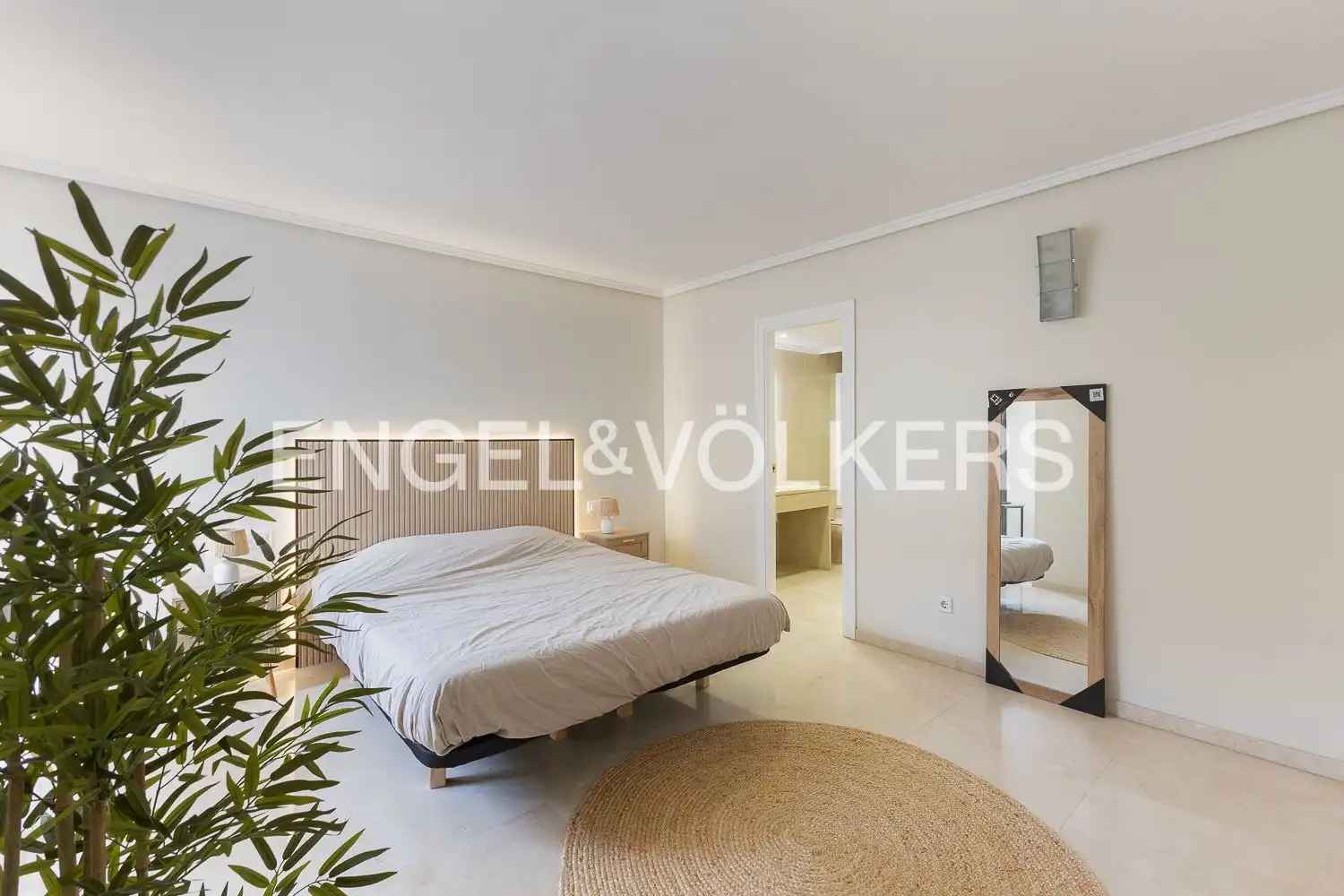 Bedroom of Flat for rent in Valencia  with Air Conditioner, Heating and Terrace
