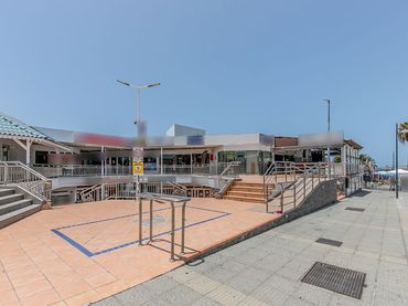 Locale commerciale in vendita a Av Rafael Puig Lluvinia