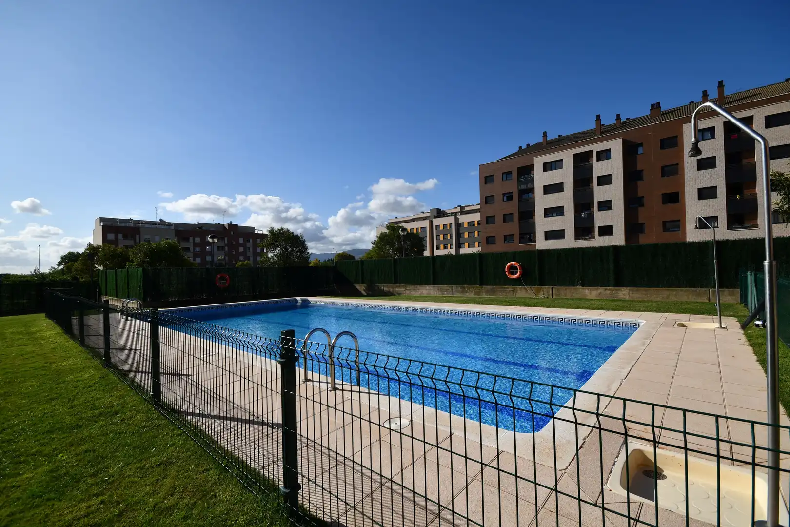 Schwimmbecken von Erdgeschoss zum Verkauf in Lardero mit Klimaanlage, Heizung und Terrasse