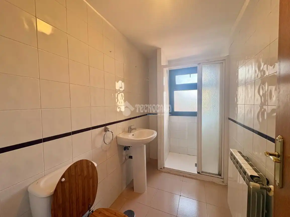Bathroom of Flat for sale in Boadilla del Monte  with Terrace, Storage room and Community pool