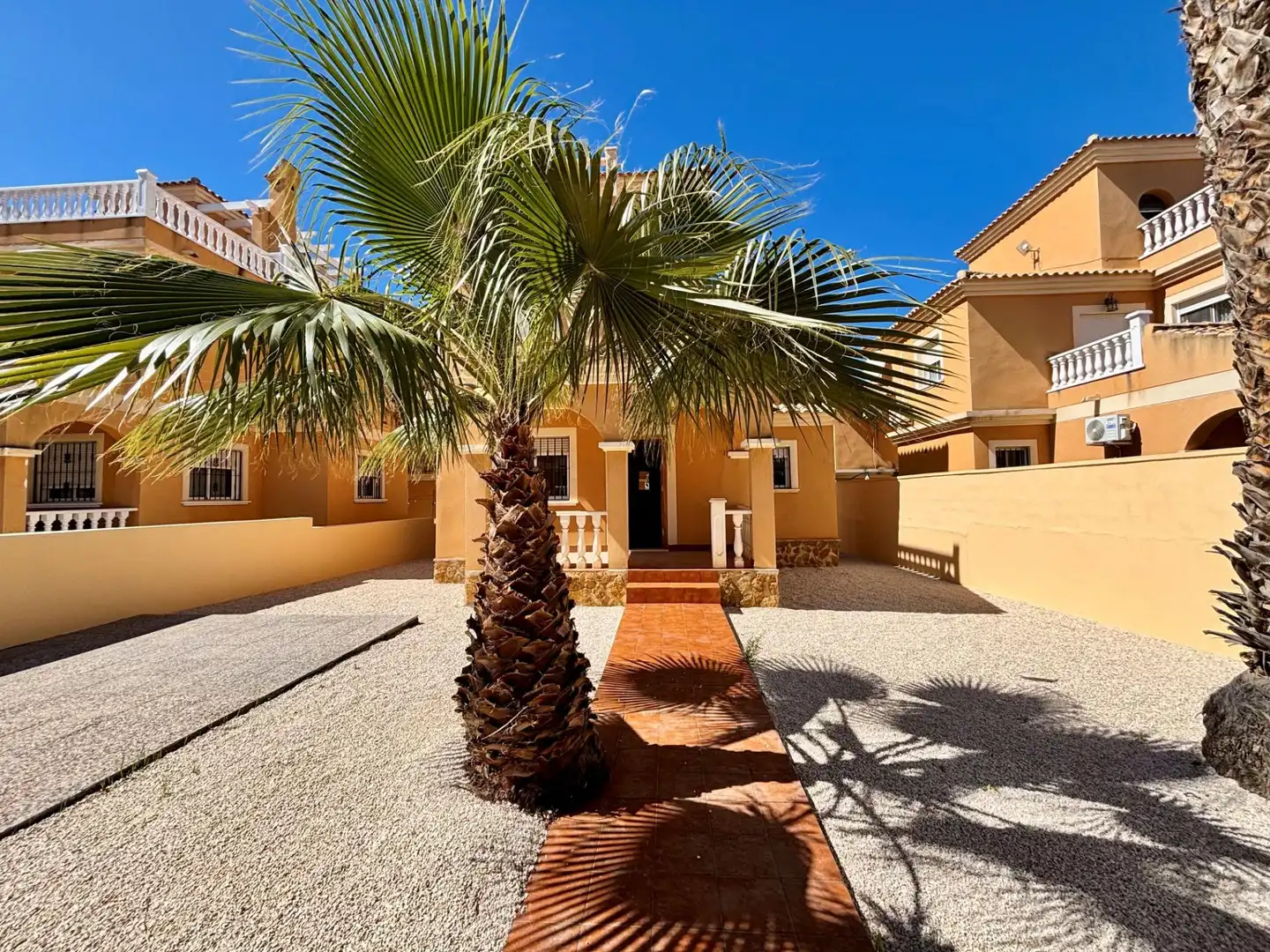 Vista exterior de Casa o xalet en venda en Algorfa amb Jardí privat, Terrassa i Moblat