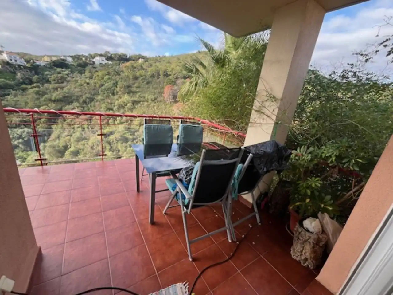 Terrasse von Einfamilien-Reihenhaus zum Verkauf in Estepona mit Klimaanlage, Privatgarten und Parkett