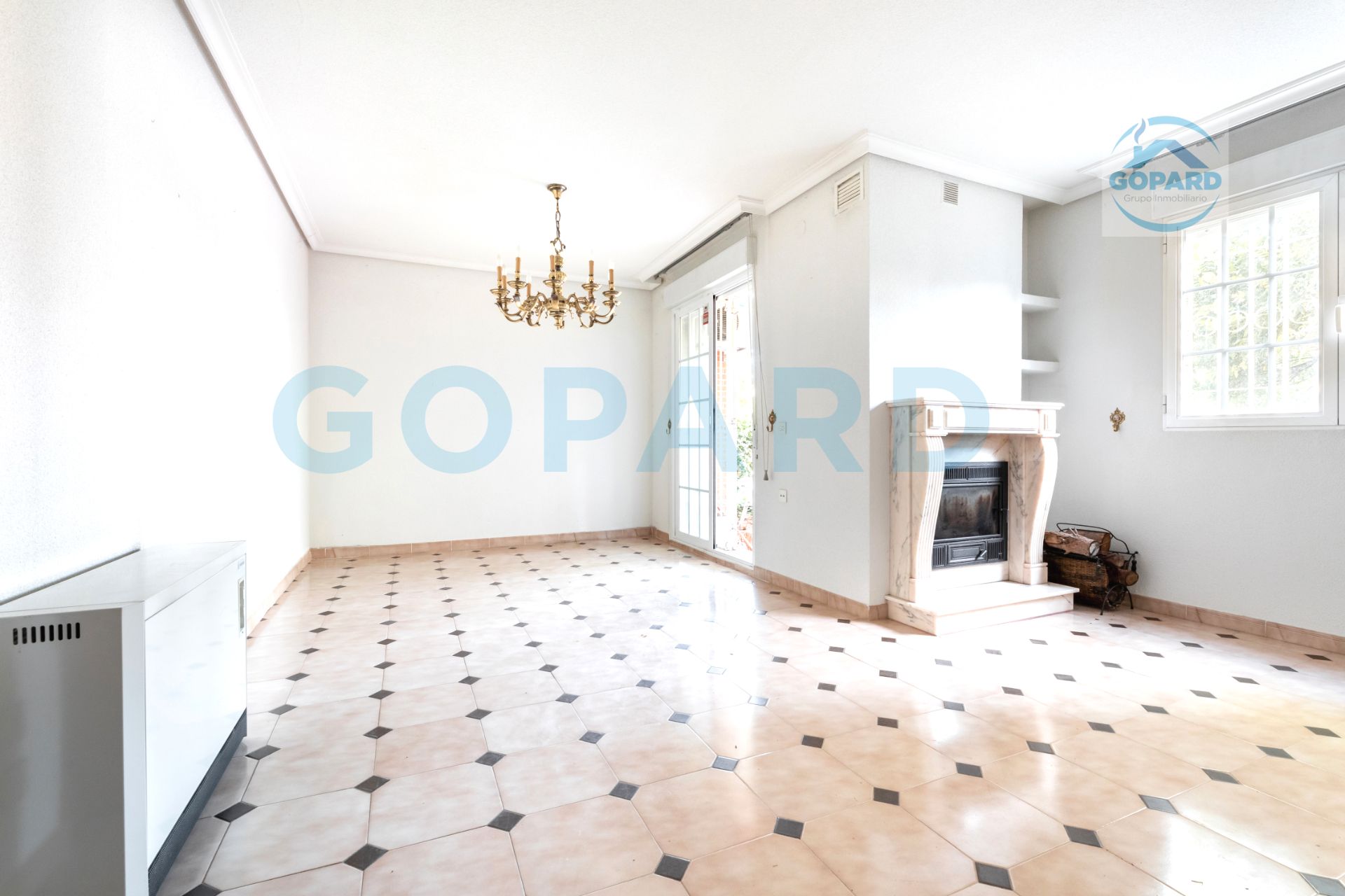 Sala d'estar de Casa adosada en venda en Villanueva de la Cañada amb Aire condicionat, Calefacció i Jardí privat