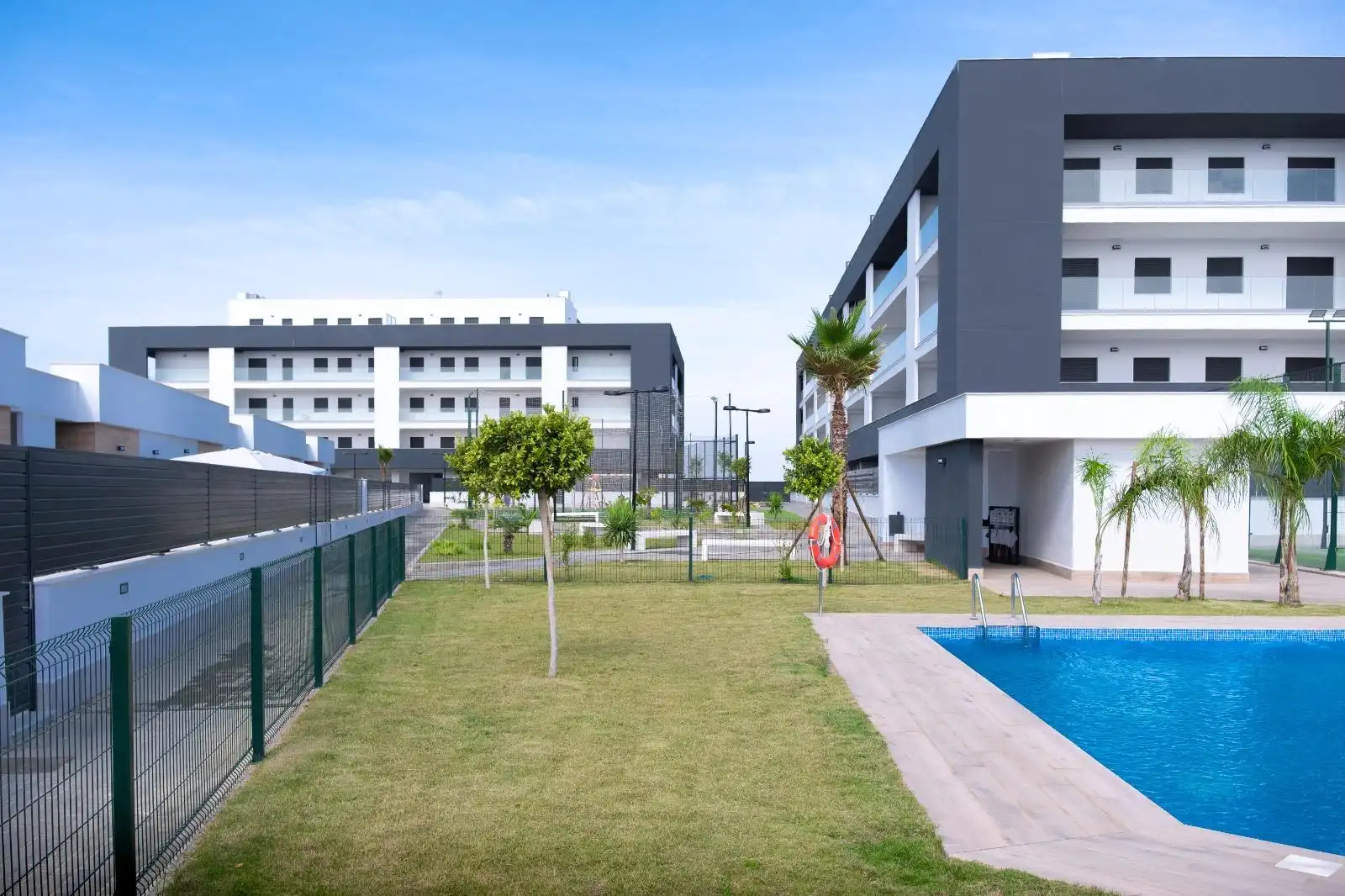 Außenansicht von Wohnung zur Miete in La Rinconada mit Klimaanlage, Heizung und Terrasse