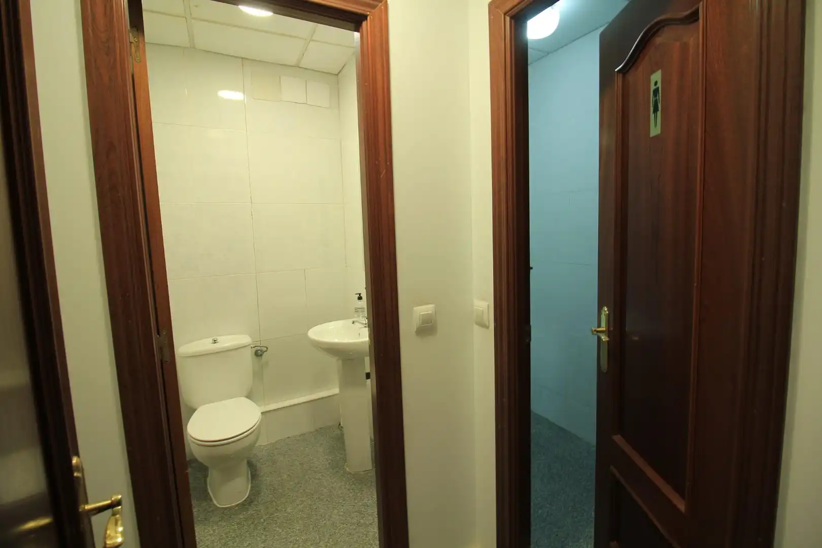Baño de Oficina de alquiler en Badajoz con Aire acondicionado