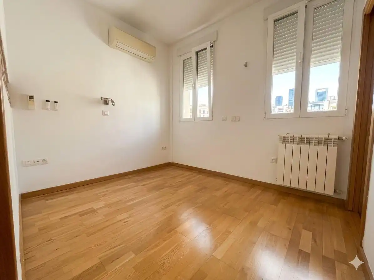 Schlafzimmer von Dachboden zur Miete in Madrid mit Klimaanlage, Heizung und Terrasse