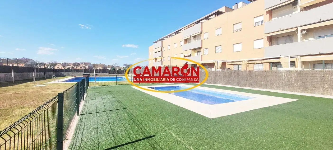 Piscina de Pis en venda en Coria del Río amb Jardí privat, Traster i Piscina
