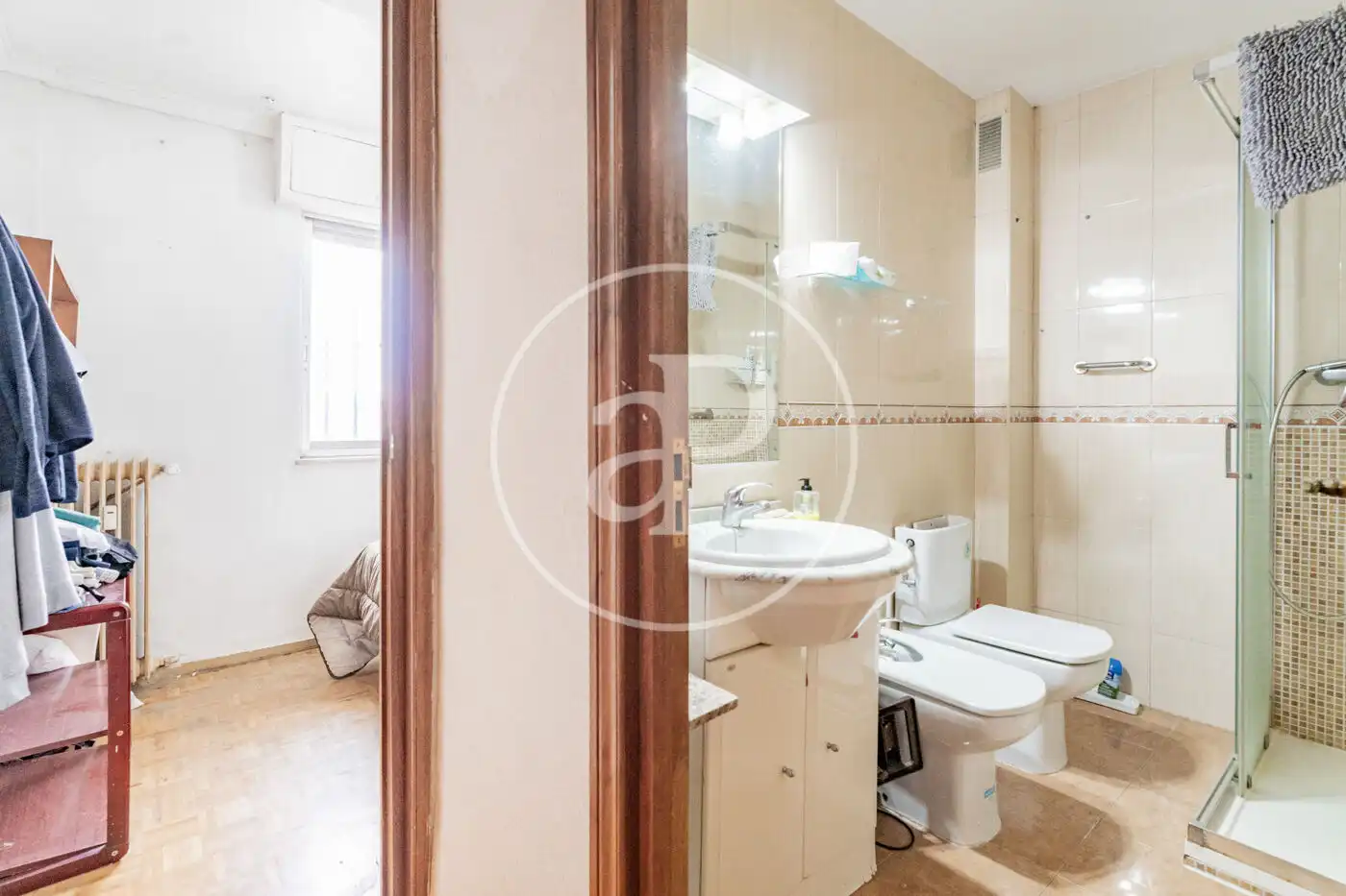 Baño de Ático en venta en Madrid con Calefacción y Terraza