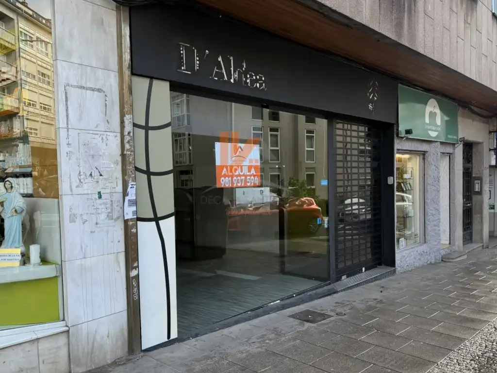 Local comercial de lloguer a Avenida Rosalia Castro 25