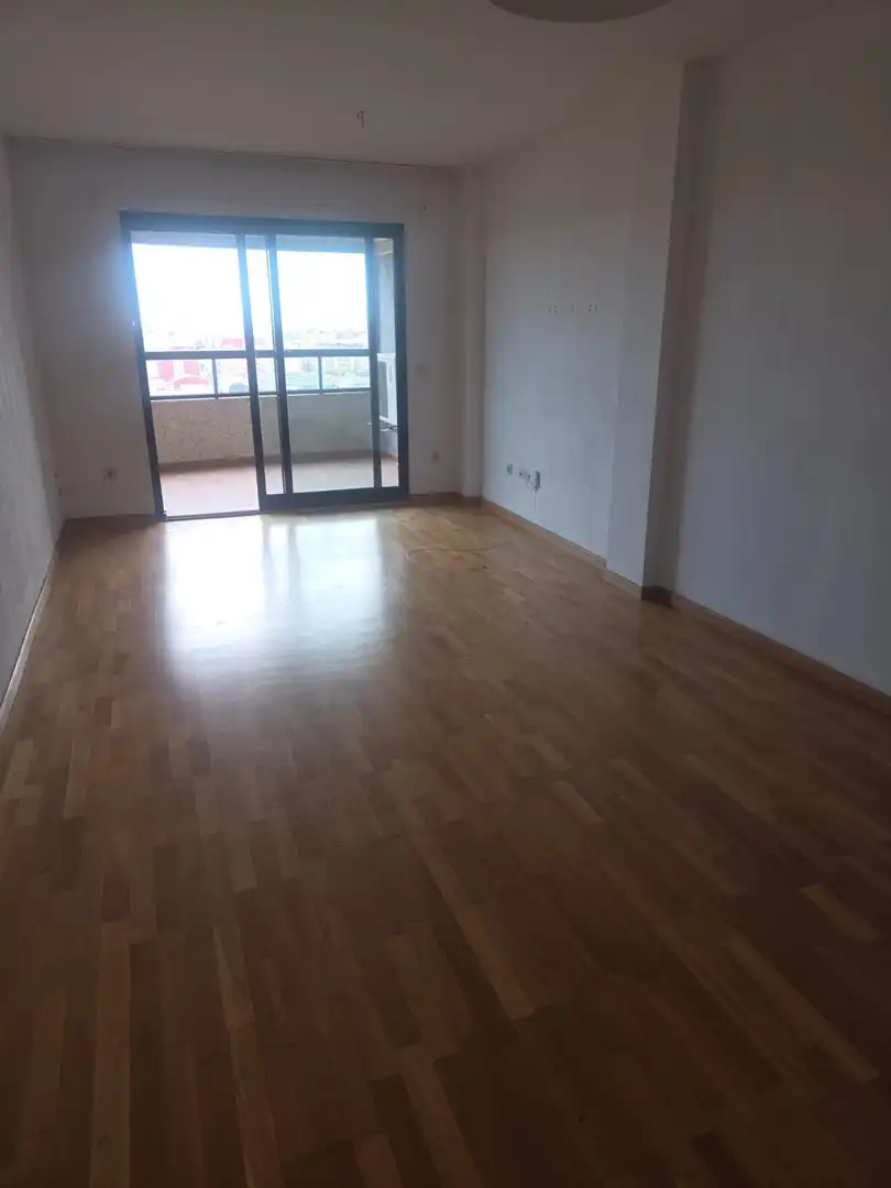 Living room of Flat for rent in Valencia  with Air Conditioner, Parquet flooring and Balcony