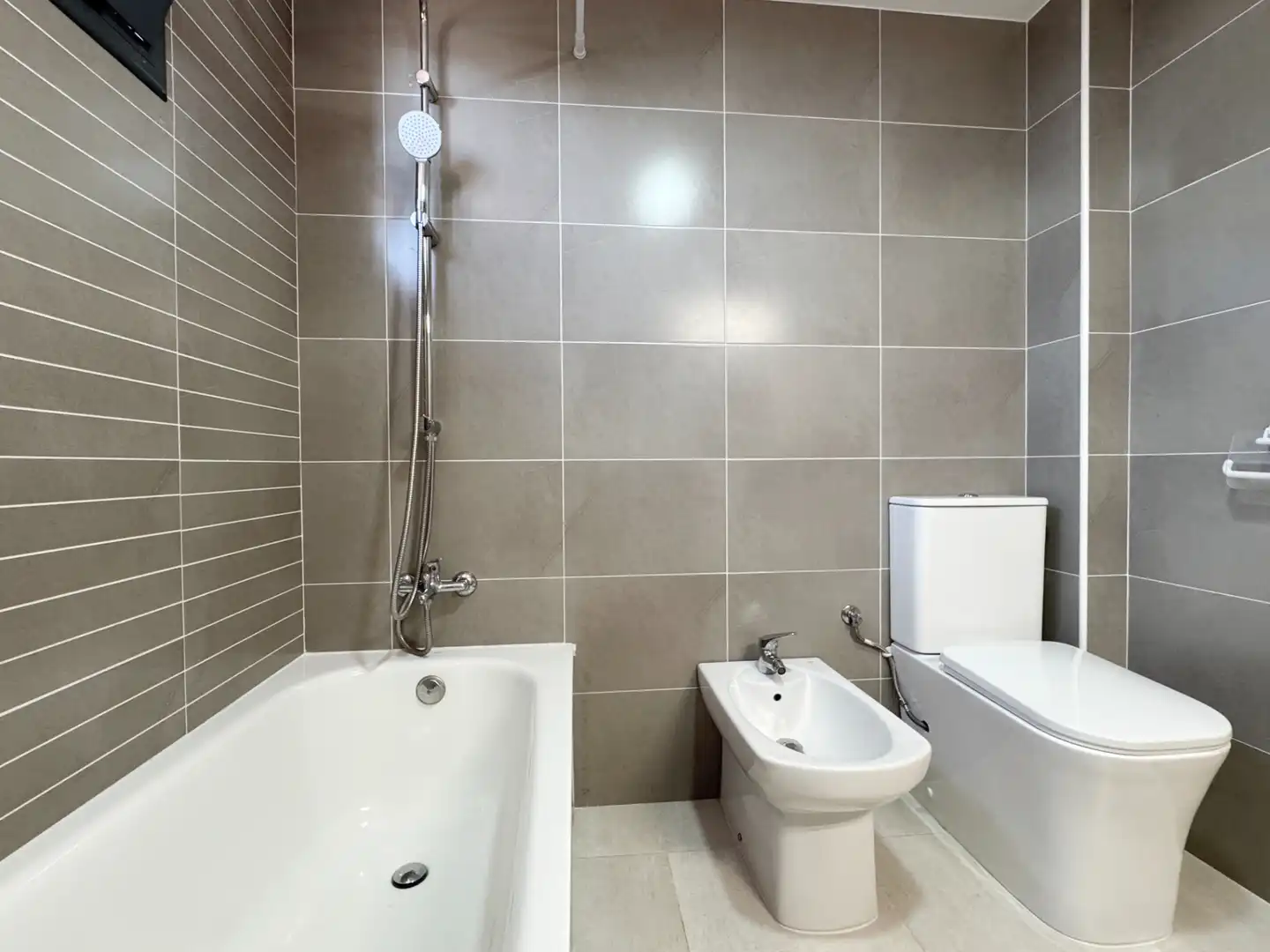 Bany de Apartament en venda en L'Escala amb Aire condicionat, Terrassa i Moblat