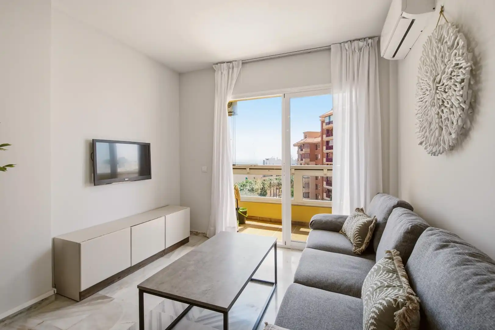 Sala d'estar de Pis de lloguer en Fuengirola amb Aire condicionat, Terrassa i Moblat