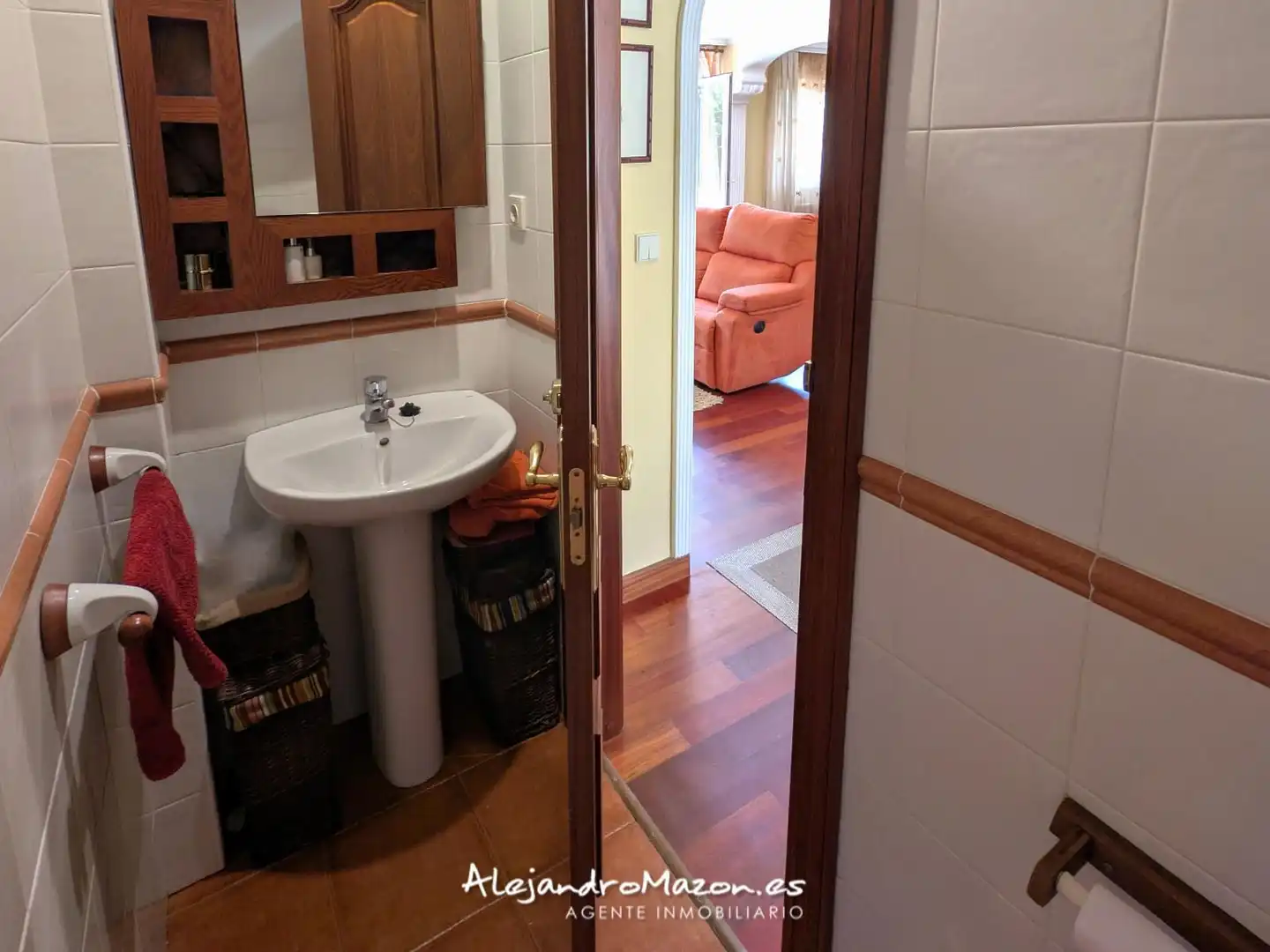 Badezimmer von Einfamilien-Reihenhaus zum Verkauf in Castro-Urdiales mit Heizung, Privatgarten und Terrasse