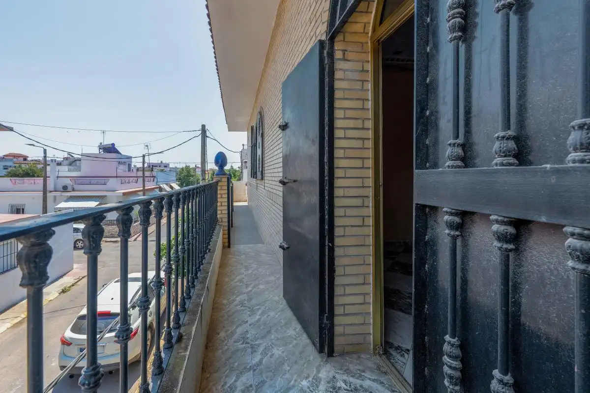 Vista exterior de Casa adosada en venda en Sevilla amb Calefacció
