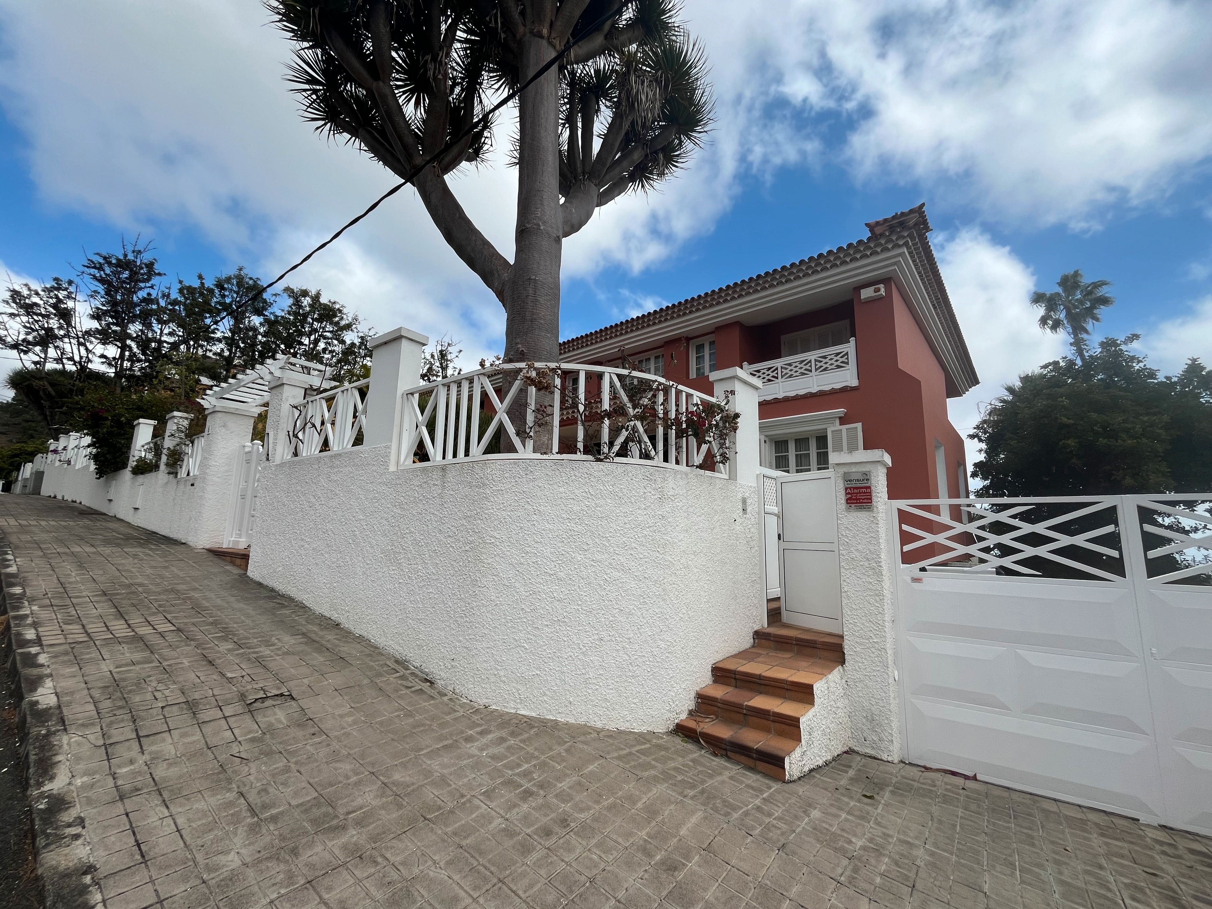 Vista exterior de Casa o xalet per a compartir en Las Palmas de Gran Canaria amb Moblat, Forn i Rentadora