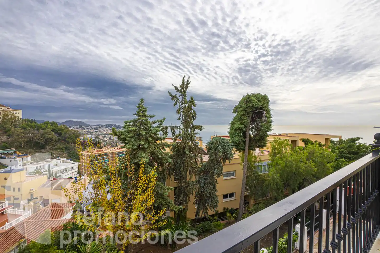 Vista exterior de Casa adosada en venda en Málaga amb Aire condicionat, Terrassa i Traster